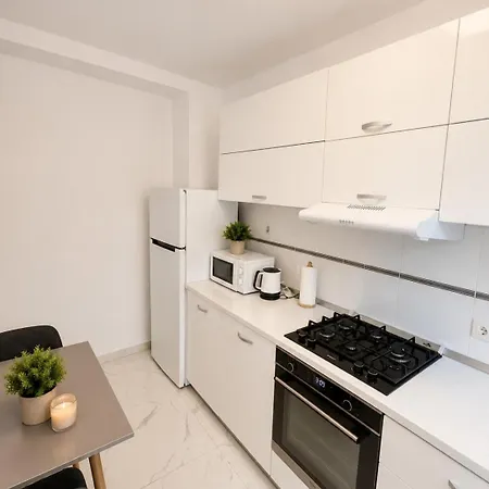 Cozy Bedroom Studio With Modern Kitchen & Bath *